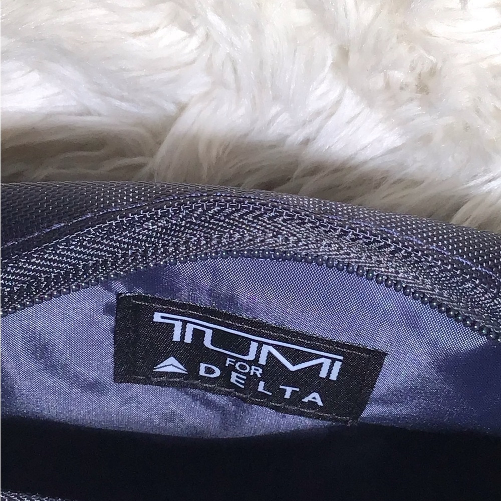 Tumi for delta black nylon cosmetics bag - Picture 4 of 6